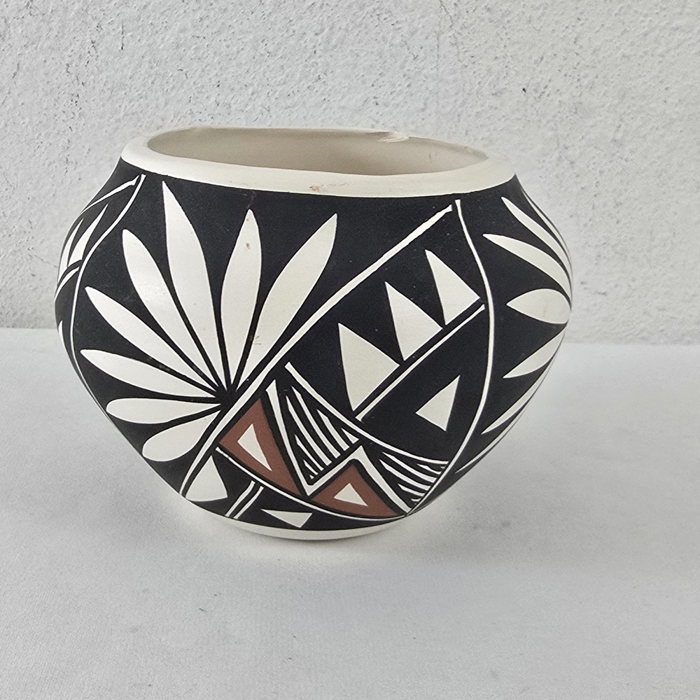 Vintage Hand Painted Acoma Pottery Jar Signed Victorino - Picture 2 of 9